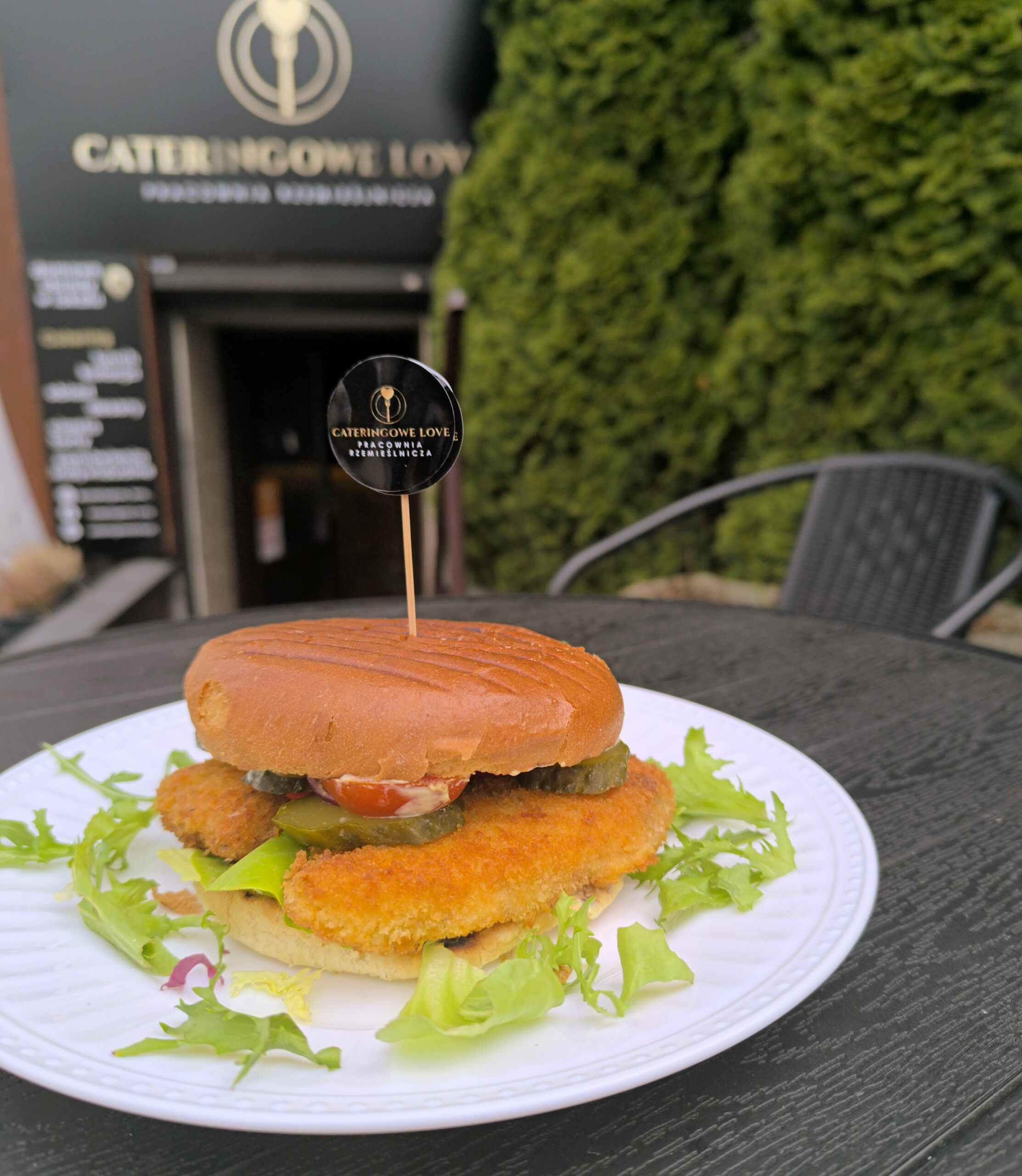 Burger domowy z panierowanym kurczakiem